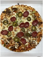 met tomatensaus,mozarellakaas,turkse worst,doner,paprika,ui,champignons en pepers